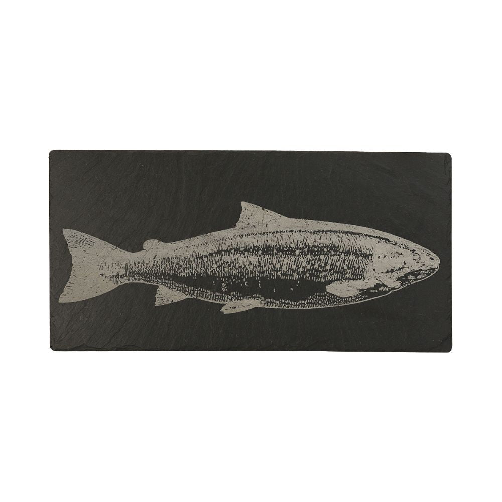 Eine rechteckige Servierplatte aus Schiefer mit einem eingravierten Fisch-Motiv