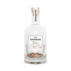 Eine mit Holzschnipsel von alten schottischen Fässern gefüllte, sonst leere GIN-Flasche mit Kork-Verschluss mit der Aufschrift "GIN SNIPPERS Deluxe"