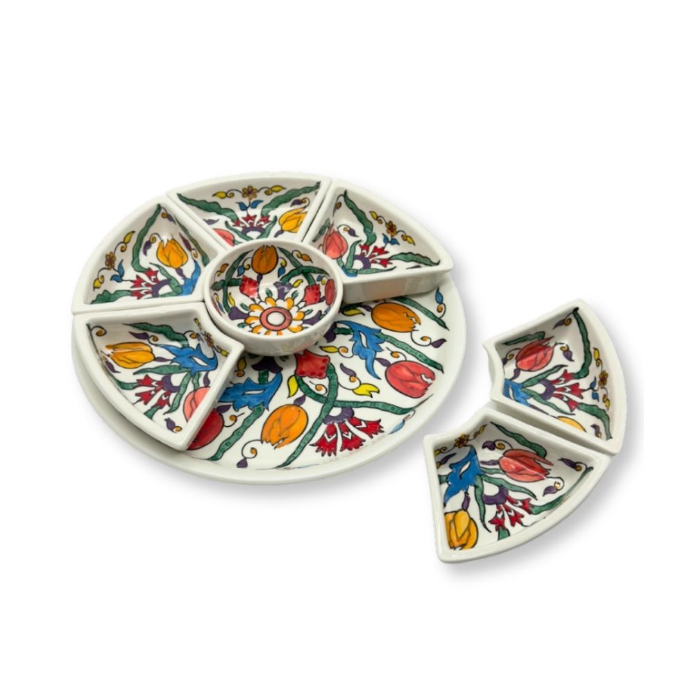 Tapas Set aus keramik weiß, bunte Bemalung, Blumen in bunten Farben, seitlich von oben fotografiert, 2 schalen stehen bene dem Set, Tapasteller ist zu sehen 