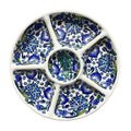 weißer Keramik Tapas teller bemalt mit blauen und lilanen Blumenmustern, runder Keramikteller circa 30 cm Durchmesser, 6 vertiefungen die als schälchen dienen