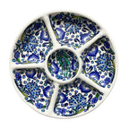 weißer Keramik Tapas teller bemalt mit blauen und lilanen Blumenmustern, runder Keramikteller circa 30 cm Durchmesser, 6 vertiefungen die als schälchen dienen