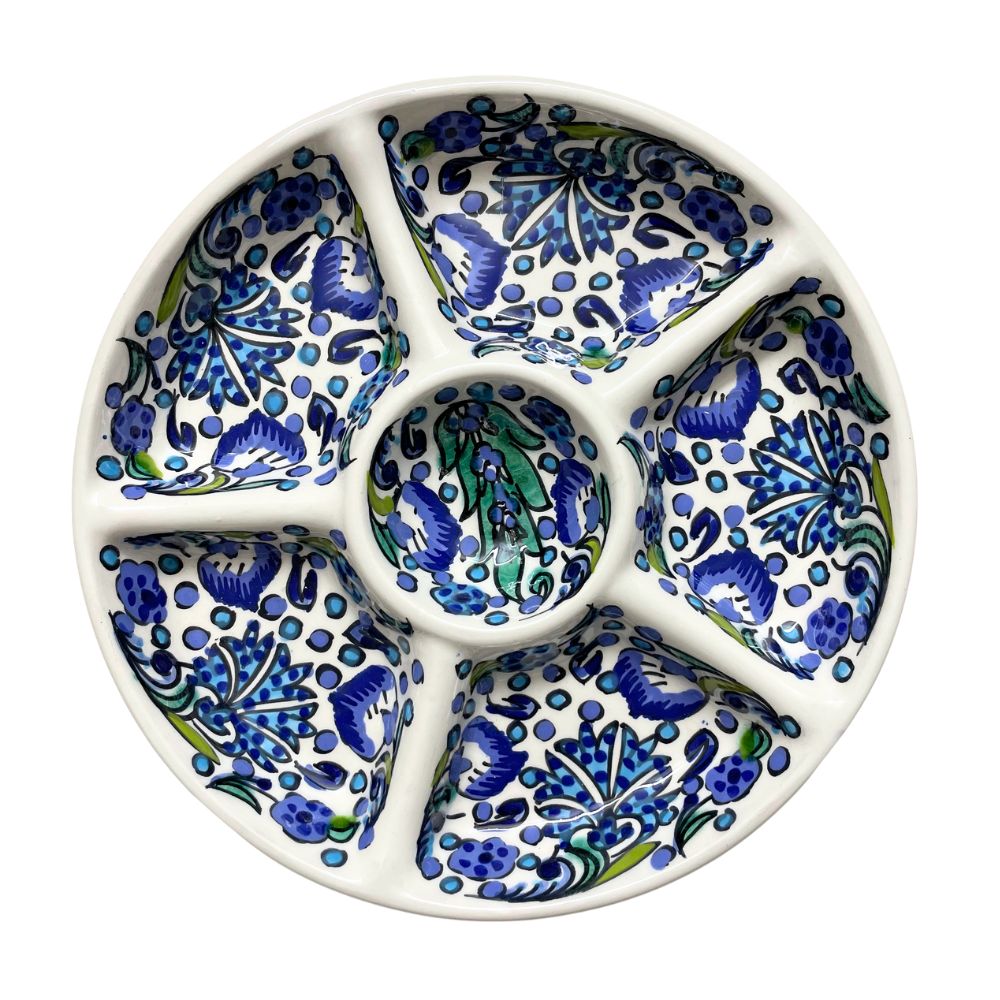 weißer Keramik Tapas teller bemalt mit blauen und lilanen Blumenmustern, runder Keramikteller circa 30 cm Durchmesser, 6 vertiefungen die als schälchen dienen