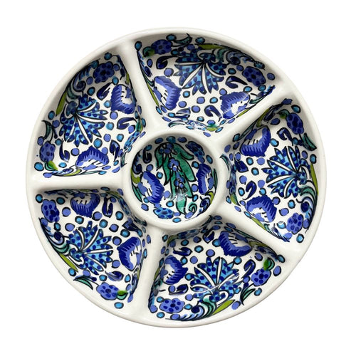 weißer Keramik Tapas teller bemalt mit blauen und lilanen Blumenmustern, runder Keramikteller circa 30 cm Durchmesser, 6 vertiefungen die als schälchen dienen