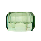 Ein tiefer Kerzenhalter aus Glas in Olive Kristall-Optik, bestehend aus mehreren geometrischen Flächen. Der Kerzenhalter hat eine moderne, facettierte Optik, die das Licht reflektiert.