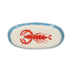 Ovaler Teller mit hellblauem Rand und einer weißen mitte, in der ein Roter Hummer abgebildet ist