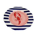 Teller mit 25,8 cm Durchmesser, bretier Rand: weiß und dunkelblau gestreift, innen rosa lasiert, mittig ist ein großer roter Hummer aufgemalt mit weißen und schwarzen Details