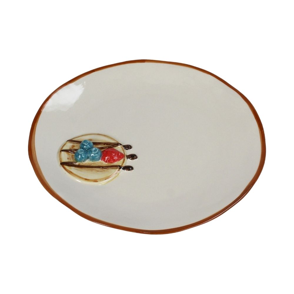 Steingut teller Natur Farbe, brauner dünner Rand, Links mit 3D Pancake versehen, auf dem Pancake sind ebenfalls aus Steingut, Schokosoße, Blaubeeren und eine Erdbeere, besonderer Teller mit 3D Design