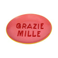 Runder Teller in Pink mit gelbem Rand und einer Roten schrift "GRAZIE MILLE"