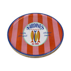 Runder Servierteller aus Mangoholz, Oberfläche glasiert, dunkelblauer dünner Rand, Oberfläche mit Pinken & Roten Sreifen, Mittig Rundes Motiv mit hellgrüner Umrandung, Aufschrift: "SARDINES" "IN OLIVE OIL" "Est.1969" in geschwungener Schrift, Links und rechts geschwungene dunkelbaue Aufschrift: "With sea salt" und "Added Lemon", Farbenfroher Retro Look