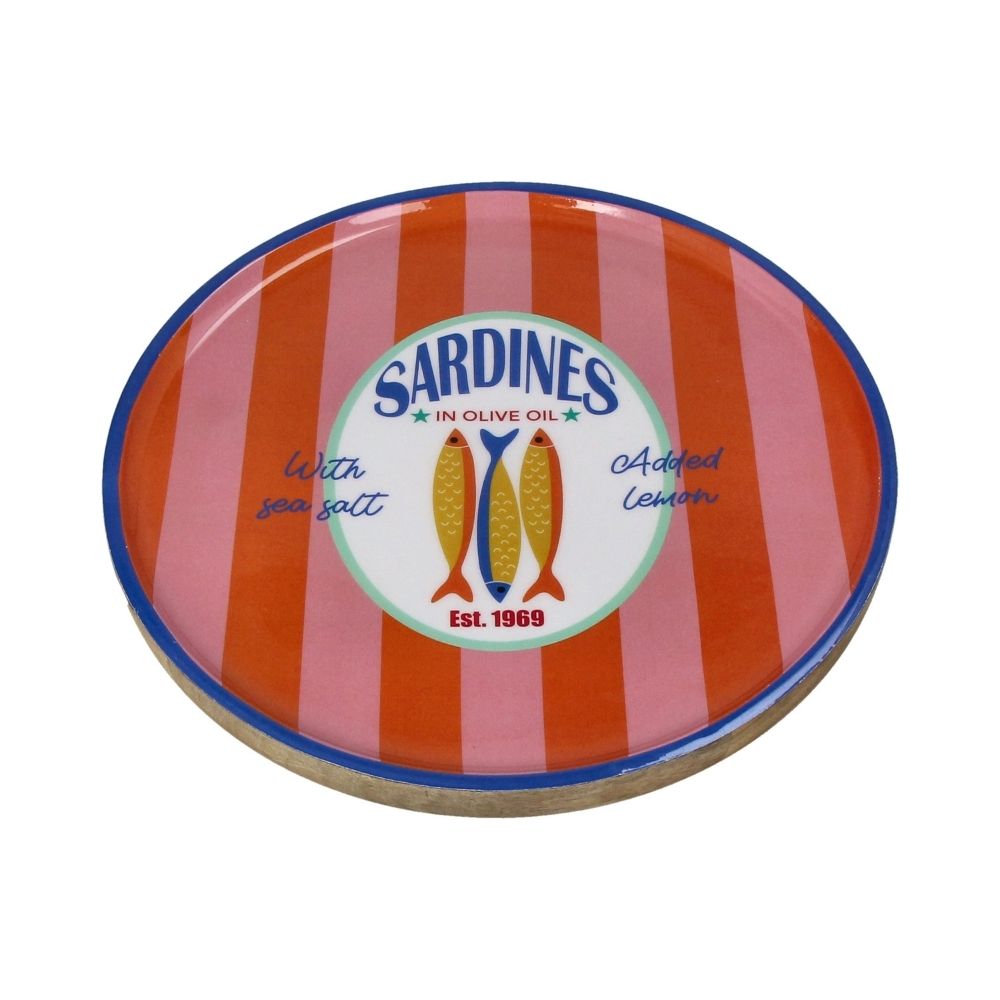Runder Servierteller aus Mangoholz, Oberfläche glasiert, dunkelblauer dünner Rand, Oberfläche mit Pinken & Roten Sreifen, Mittig Rundes Motiv mit hellgrüner Umrandung, Aufschrift: "SARDINES" "IN OLIVE OIL" "Est.1969" in geschwungener Schrift, Links und rechts geschwungene dunkelbaue Aufschrift: "With sea salt" und "Added Lemon", Farbenfroher Retro Look