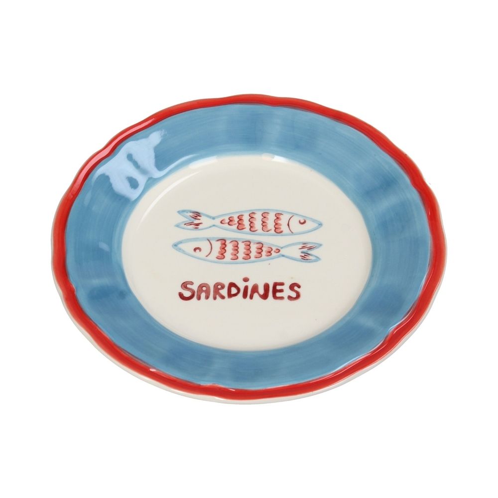 Steingut Teller mit blauem breitem Rand und rotem dünnen Rand außen, mittig sind zwei Sardinen in rot und blau gemalt, die Fische schauen in verschiedene Richtungen, darunter rote Aufschrift: Sardines