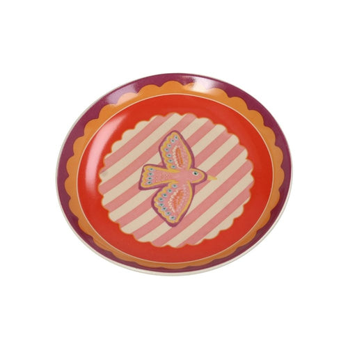 Teller mit lilaner Umrandung und orangener welliger Umrandung, innen rot mit welligem Rand, Mittig ist der Teller in rosa und creme gestreift, Mittig fleigender Vogel mit Kunstvolle Details in verschiedenen Farben, Design inspierirt and boho mexikanischer Volkskunst