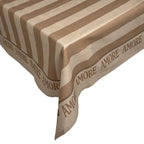 Tischdecke, gestreift in braun und beige und einer umrandung in der wiederholend "AMORE" steht
