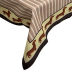 Tischdecke gestreift in braun und weiß mit einer umrandung in der viele dackel abgebildet sind