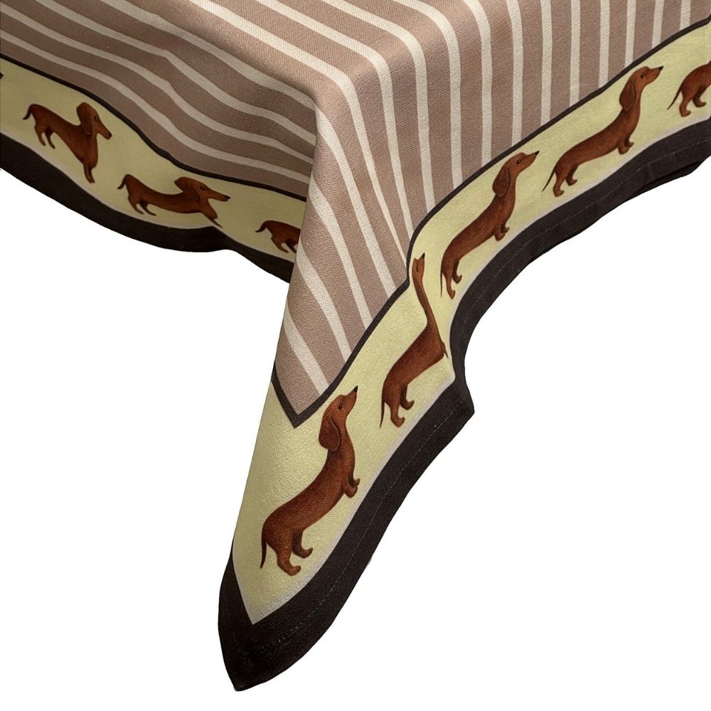 Tischdecke gestreift in braun und weiß mit einer umrandung in der viele dackel abgebildet sind
