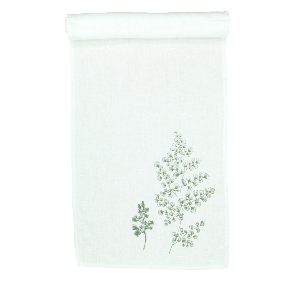 Ein Tischläufer aus Leinen mit einem Zweigmotiv. Grüne Zweige, naturfarben