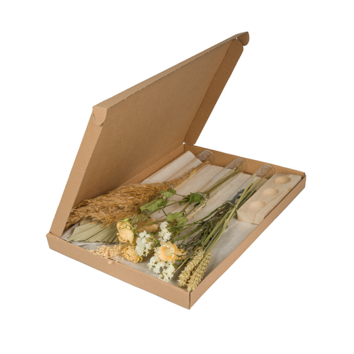 Getrocknete Gelbliche & Naturfarbene Blumen in Reagenzgläsern in einer Box mit einem Holzständer