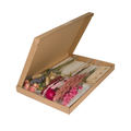 Getrocknete Rötliche Blumen in Reagenzgläsern in einer Box mit einem Holzständer