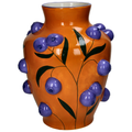 Orangene Deko Vase mit  Blaubeer Muster und Beeren, die 3D haptisch an der Außenwand herrausgucken