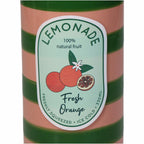 Nahaufnahme des Labels "LEMONADE 100% natural fruit FRESH ORANGE"