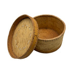 Vorratsdose aus Birkenrinde, Deckel an Dose angelehnt, von schräg oben fotografiert mit Blick in die Dose