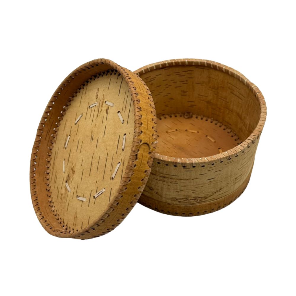 Vorratsdose aus Birkenrinde, Deckel an Dose angelehnt, von schräg oben fotografiert mit Blick in die Dose