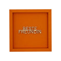 Quadratische Orangene Wanddekoration mit der Schrift "Beste Freundin"