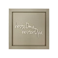Quadratischer Papp-Bilderrahmen in Taupe mit der Schrift "beste Oma bester Opa"