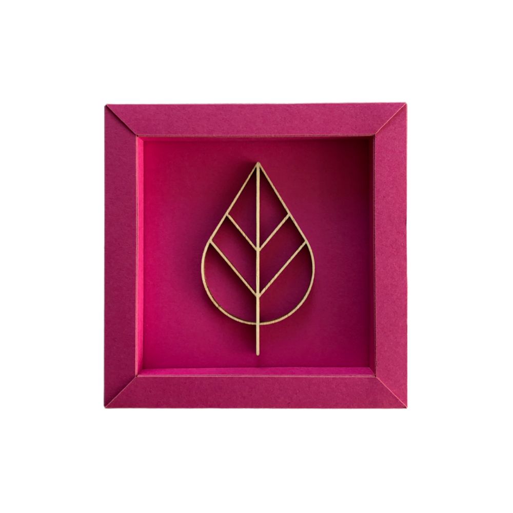 Quadratische Wanddekoration in Eosin mit einem Blatt Symbol