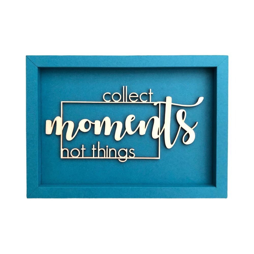 Rechteckige Papp-Bilderrahmen in Petrol mit der Schrift "Collect moments not things"