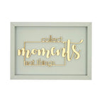 Rechteckige taubengraue Wanddekoration mit dem Spruch "collect moments not things"