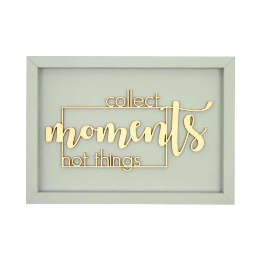 Rechteckige taubengraue Wanddekoration mit dem Spruch "collect moments not things"