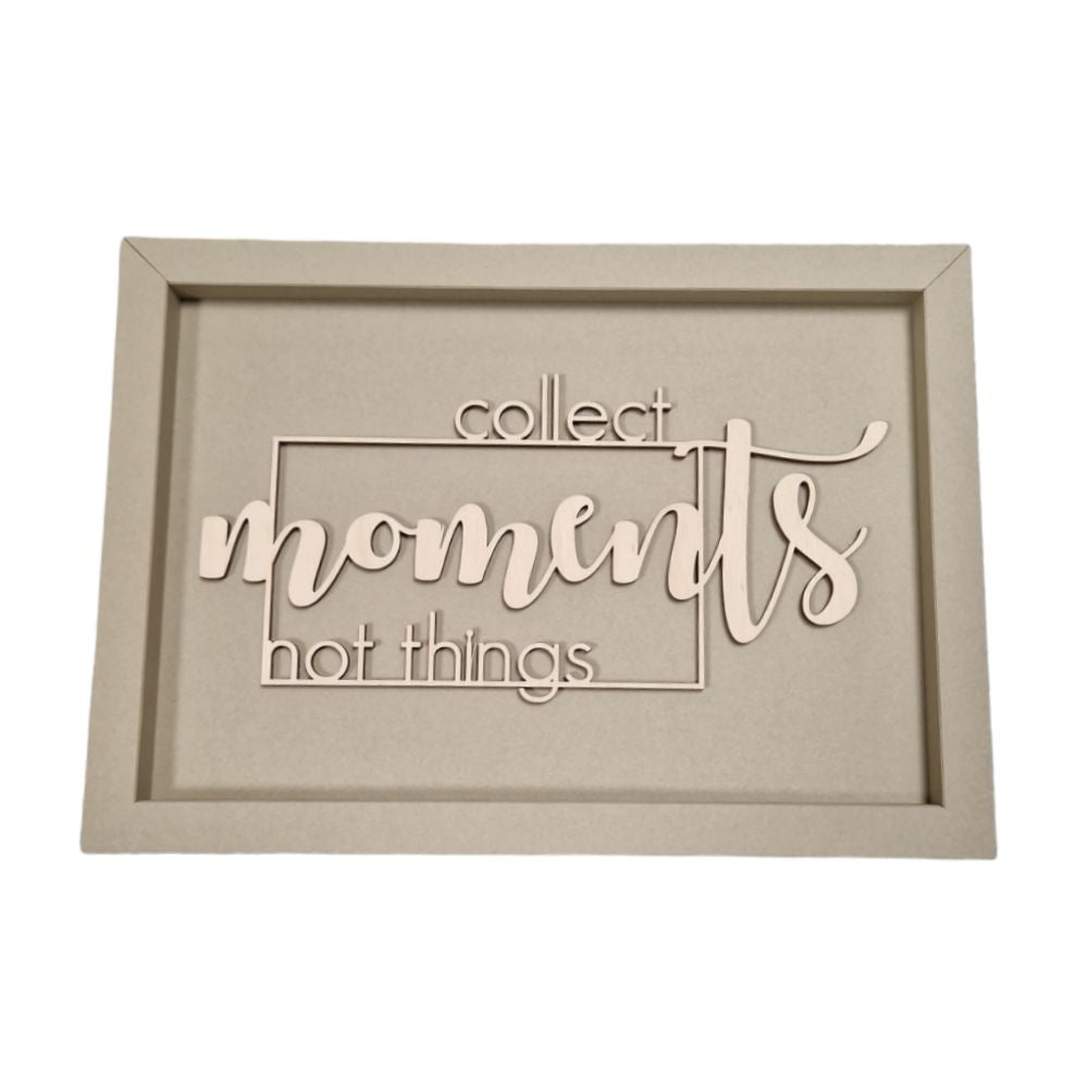 Rechteckiger Papp-Bilderrahmen in Taupe mit der Schrift "collect moments not things"