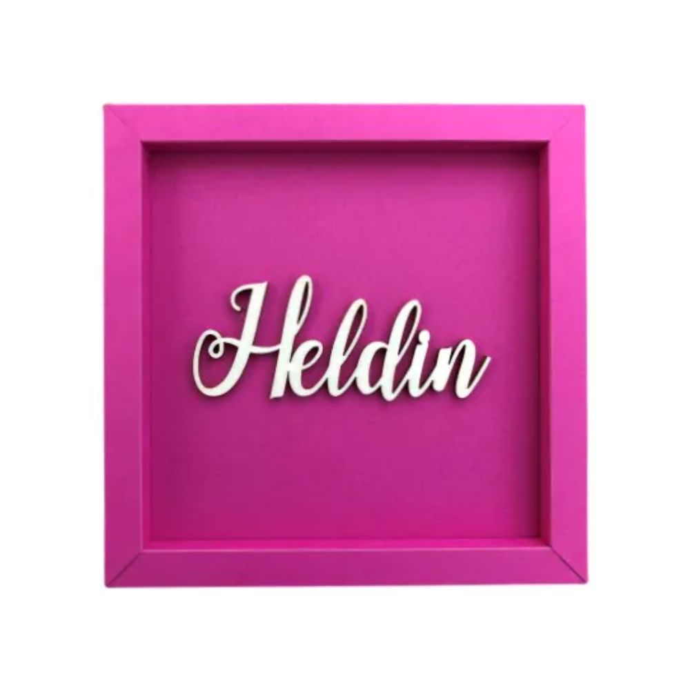 Quadratische Wanddekoration in Eosin mit der Schrift "Heldin" in Schreibschrift