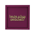 Quadratische Wanddekoration in Aubergine mit dem Spruch "Heute schon gelächelt?"