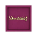 Quadratische Wanddekoration in Aubergine mit der Schrift "Schwesterherz"