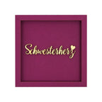 Quadratische Wanddekoration in Aubergine mit der Schrift "Schwesterherz"