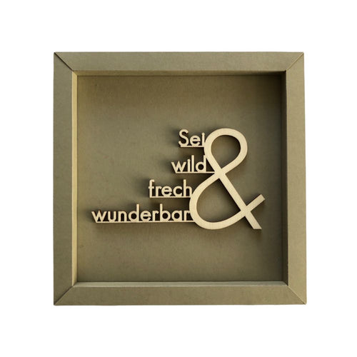 Quadratische Wanddekoration in Taupe mit der Schrift "Sei wild, frech und wunderbar"