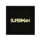 Quadratische Schwarze Wanddekoration mit dem Spruch "Superman" in Hellgelb