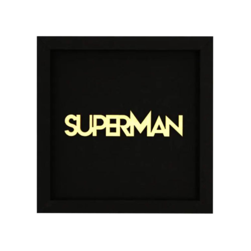 Quadratische Schwarze Wanddekoration mit dem Spruch "Superman" in Hellgelb