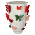 Weiße Deko Vase mit 3D Angebrachten in den farben Orange Rot, pink und grün gefärbten Schmetterlingen