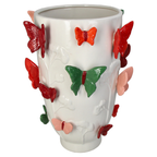 Weiße Deko Vase mit 3D Angebrachten in den farben Orange Rot, pink und grün gefärbten Schmetterlingen