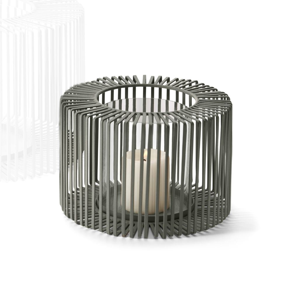 Windlicht mit vertikalem Stahlgitter, 21 cm Durchmesser, innen mit Glaseinsatz für Stumpenkerzen, windgeschütztes Windlicht von drinnen und draußen