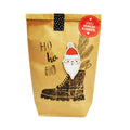 Braune Wundertüte mit der Schrift "Ho ho ho" und einem schwarzen Stiefel aus dem ein Nikolaus guckt