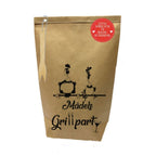 Braune Wundertüte mit der Schrift "Mädels Grill party" und dem Aufdruck von zwei Hühnern die auf einer Stange sitzen mit einer angehangenen Holz-Gabel