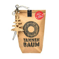 Braune Wundertüte mit der Schrift "Tannen Baum" mit einem aufgedruckten Kranz