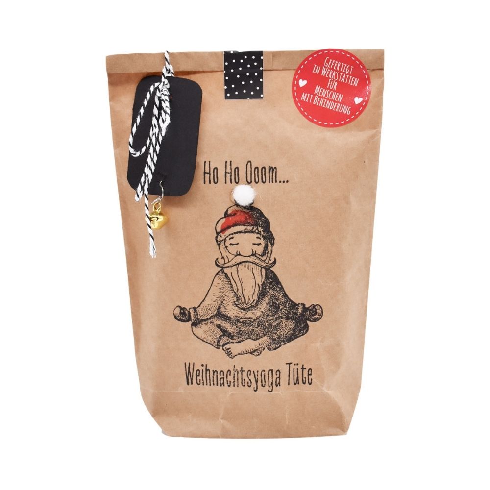 Braune Wundertüte mit der Schrift "Ho Ho Ooom... Weihnachtsyogatüte" und einem Aufgedruckten Weihnachtsmann, der in der Meditationspose sitzt und einem angebundenen Glöckchen