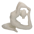 Seitliche Ansicht der Skulptur/ Figur in Form einer Frau, die eine Yoga Pose (Eka Pada Rajakapotasana) einnimmt