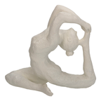 Seitliche Ansicht der Skulptur/ Figur in Form einer Frau, die eine Yoga Pose (Eka Pada Rajakapotasana) einnimmt