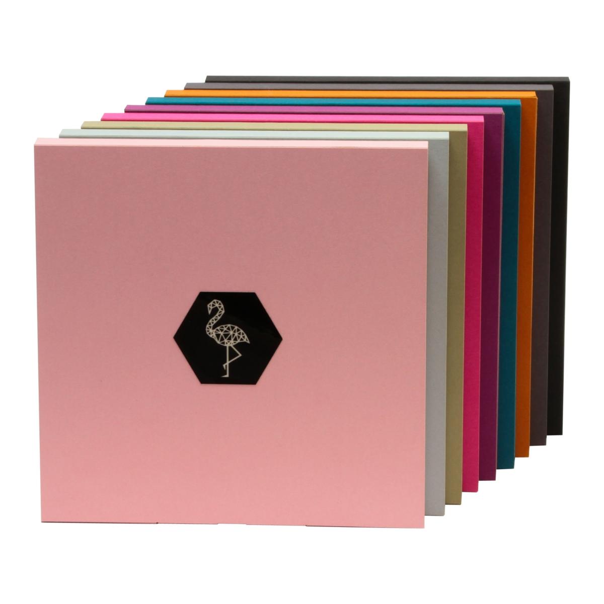 Verschiedene Wandekorationen eingepackt in vielen Farben